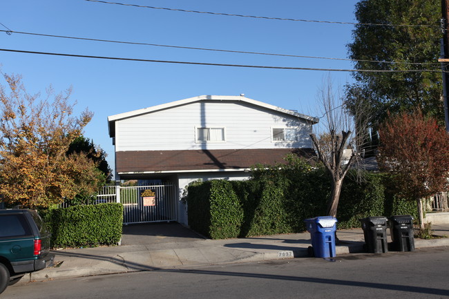 7032 Milwood Ave in Canoga Park, CA - Foto de edificio - Building Photo