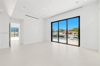 2050 S Hibiscus Dr in North Miami, FL - Building Photo - Building Photo