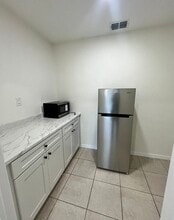 3320 W Kathleen St, Unit B in Tampa, FL - Building Photo - Building Photo