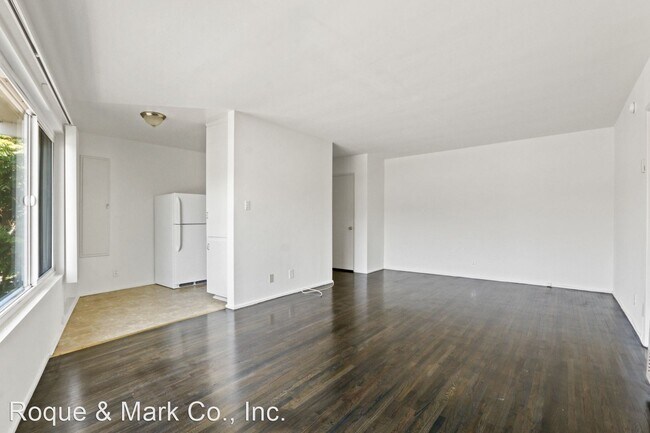 10910 Santa Monica Blvd in Los Angeles, CA - Building Photo - Building Photo