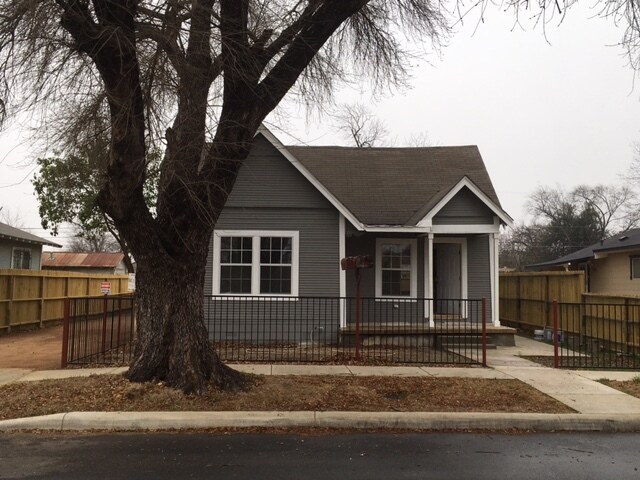 1133 W Lynwood Ave in San Antonio, TX - Building Photo