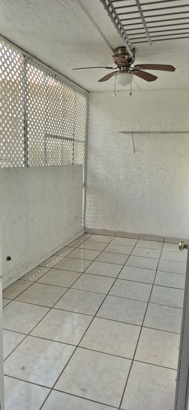 2100 Springdale Blvd, Unit Y112 in Palm Springs, FL - Foto de edificio - Building Photo