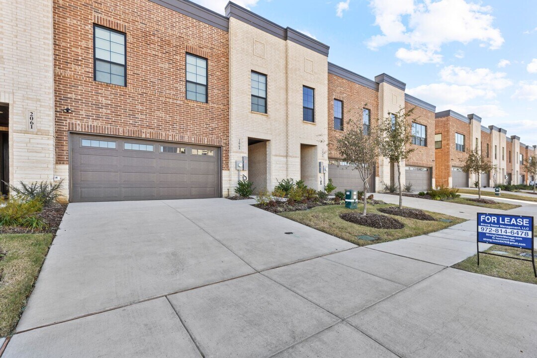 2065 Layla Dr in Waxahachie, TX - Building Photo