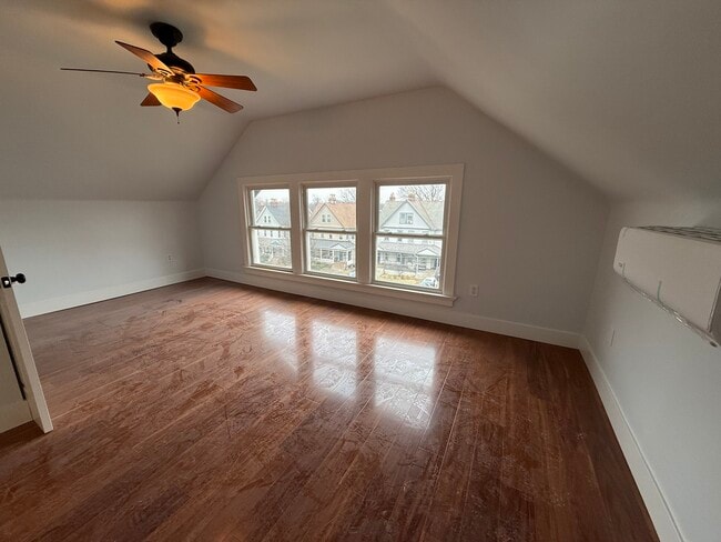 1367 Burdette Ave, Unit 3rd floor in Cincinnati, OH - Foto de edificio - Building Photo