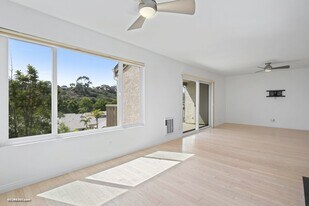 8636 Via Mallorca, Unit C in La Jolla, CA - Building Photo