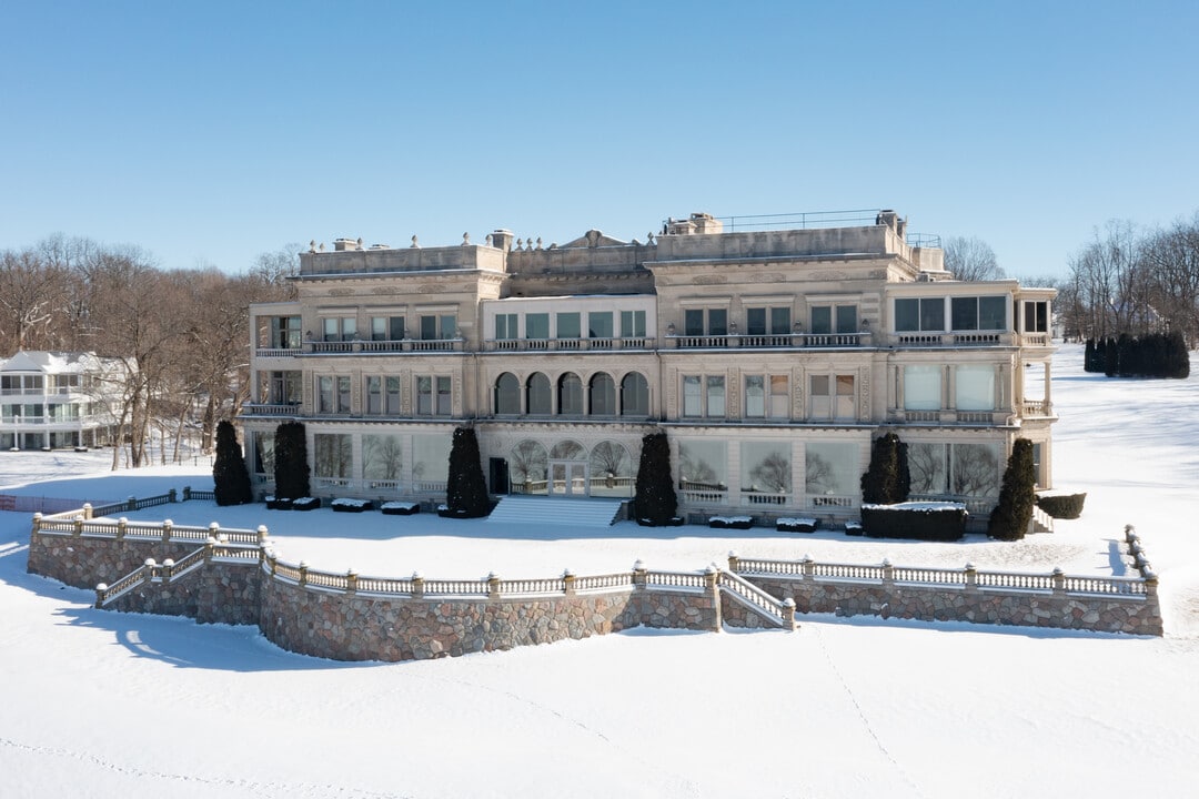 Stone Manor in Lake Geneva, WI - Building Photo