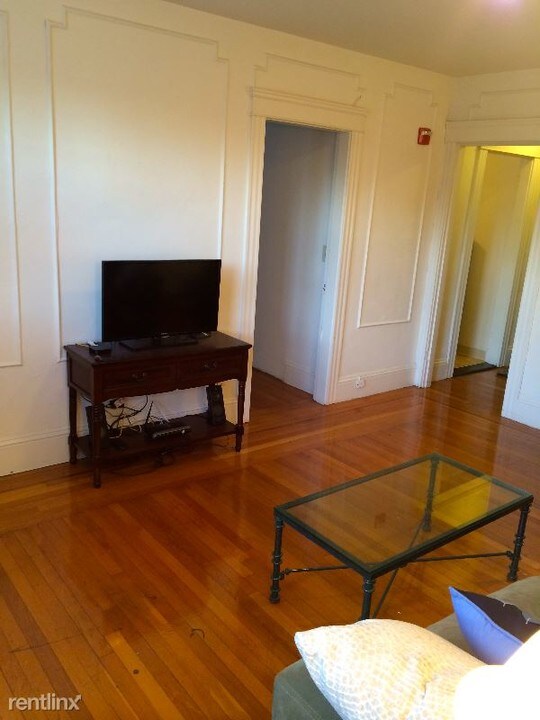 381 Ives St in Providence, RI - Building Photo