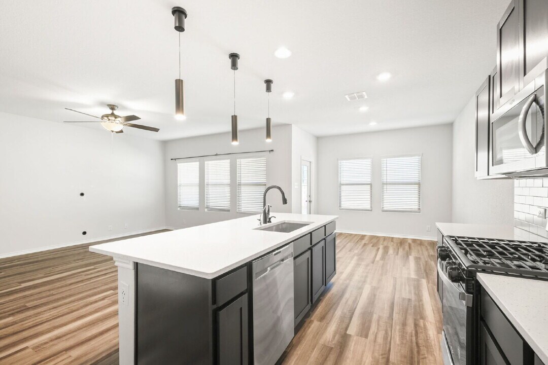 6911 Stout Wy in Converse, TX - Building Photo