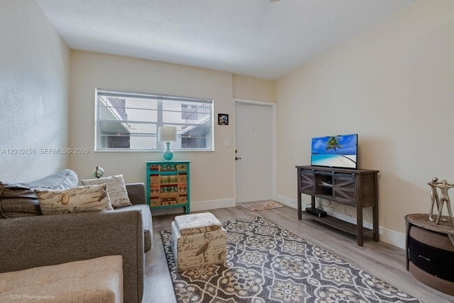 2539 S Bayshore Dr, Unit 428E in Miami, FL - Foto de edificio - Building Photo