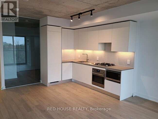 2720 Dundas St W in Toronto, ON - Building Photo - Building Photo