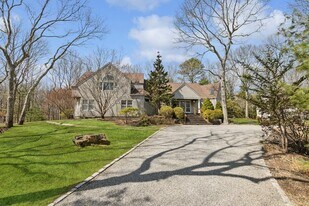 9 Long Hill Rd in East Hampton, NY - Building Photo