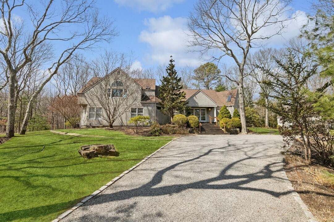 9 Long Hill Rd in East Hampton, NY - Building Photo