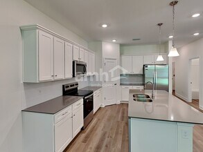 2704 Sunrise Lndg Lp in Tavares, FL - Foto de edificio - Building Photo