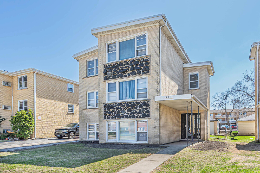 651 Beau Ct in Des Plaines, IL - Building Photo