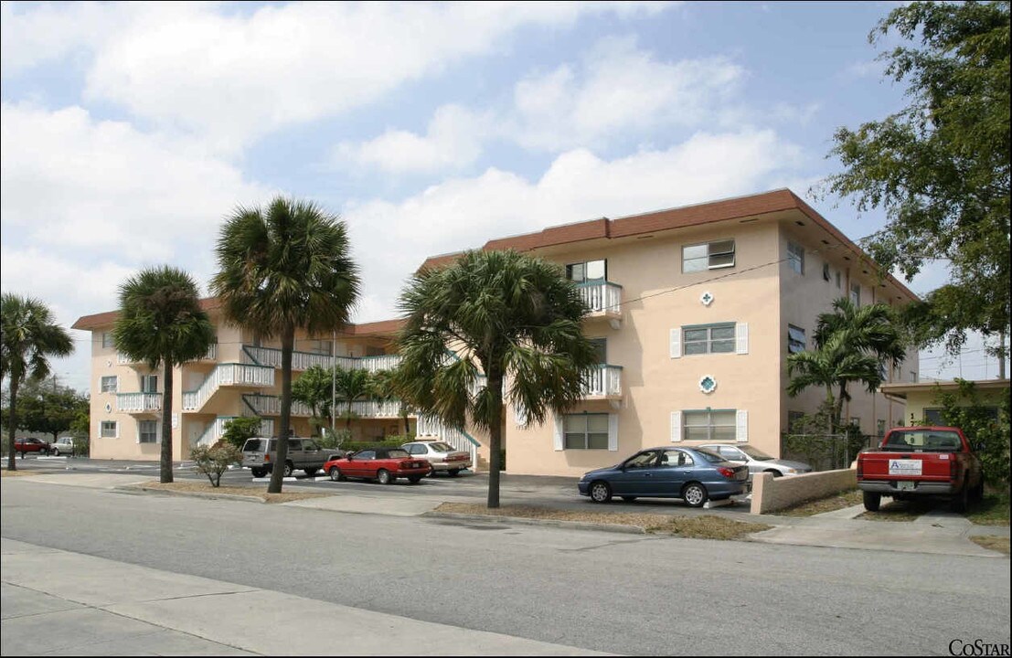 Hamilton Arms Apartments in Hollywood, FL - Building Photo