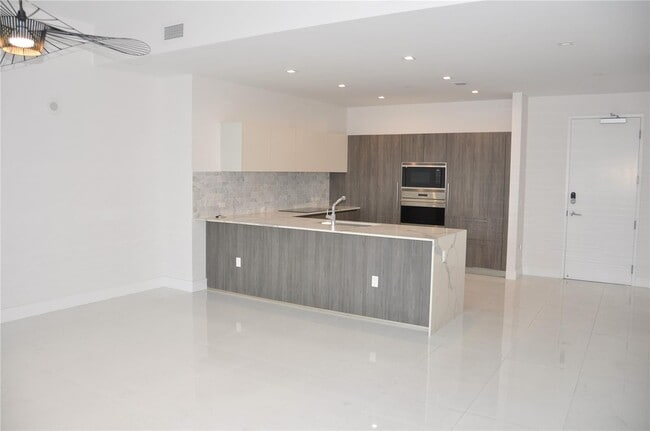 275 Giralda Ave, Unit 6F in Coral Gables, FL - Foto de edificio - Building Photo