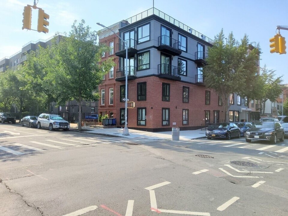238 Tompkins Ave in Brooklyn, NY - Building Photo