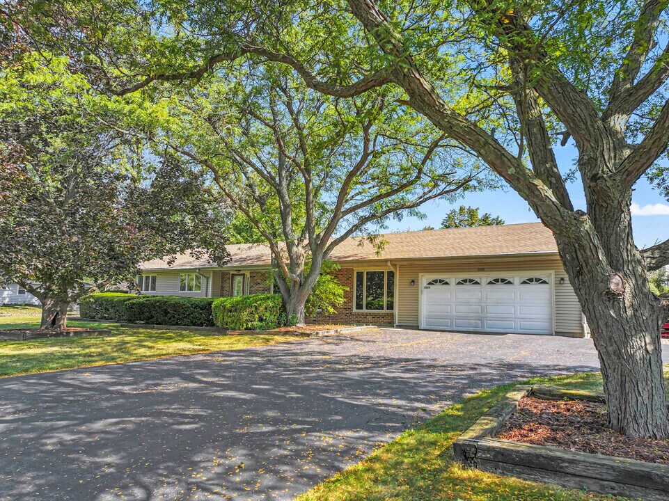 2226 Shannondale Dr in Libertyville, IL - Building Photo