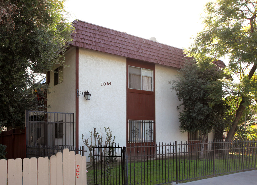 1064 Cedar Ave in Long Beach, CA - Building Photo