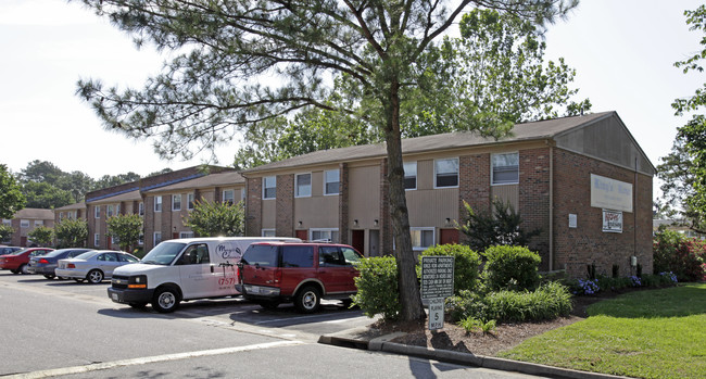 Kings Row Apartments in Virginia Beach, VA - Foto de edificio - Building Photo