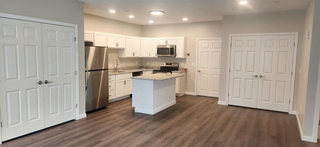 217 Rockingham Rd in Londonderry, NH - Building Photo - Building Photo