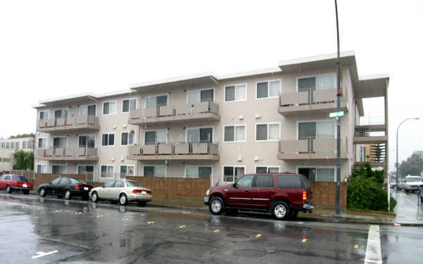 Bradford Apartments in Redwood City, CA - Foto de edificio - Building Photo