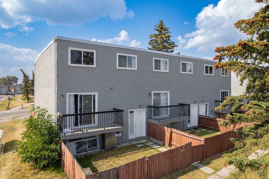 1111 44 St SE in Calgary, AB - Building Photo