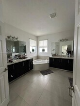 10423 NW 70th Ln in Doral, FL - Building Photo - Building Photo