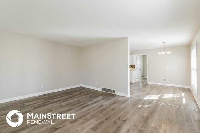 5211 Eugene Way in Louisville, KY - Foto de edificio - Building Photo