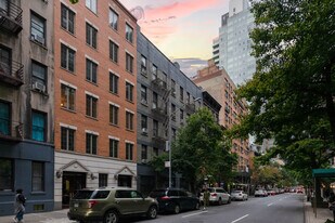 334 E 53rd St in New York, NY - Building Photo