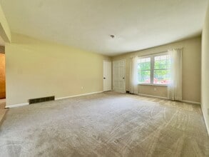 5247 Silvertown Dr in Sylvania, OH - Building Photo - Building Photo