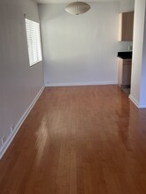 330 S Barrington Ave, Unit 310 in Los Angeles, CA - Building Photo - Building Photo