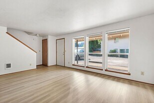 17444 SE 82nd Dr in Clackamas, OR - Building Photo