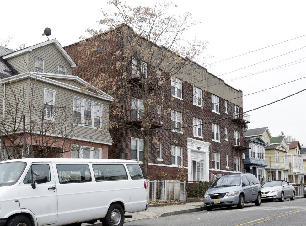 162-166 Mapes Ave in Newark, NJ - Building Photo