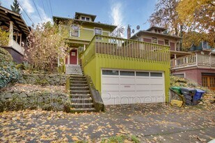 2424 SE Yamhill St in Portland, OR - Building Photo