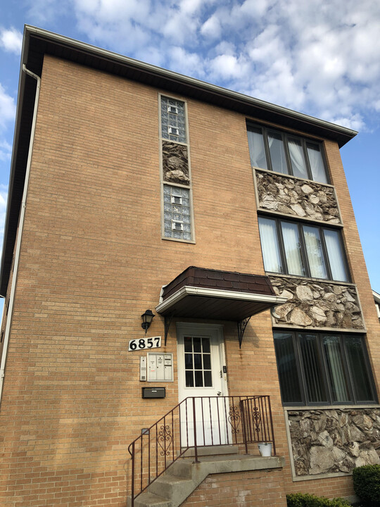 6857 N Overhill Ave in Chicago, IL - Building Photo