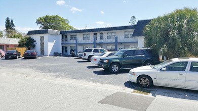 350 Apartments in St. Petersburg, FL - Building Photo - Building Photo