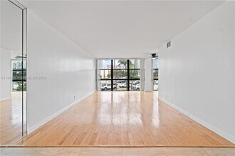 800 Parkview Dr in Hallandale Beach, FL - Foto de edificio - Building Photo