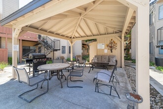 Willow Run Apartments in Carmichael, CA - Building Photo - Building Photo