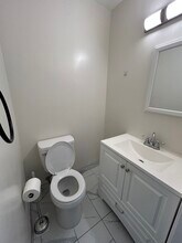 610 E Palm Ave, Unit front house in Burbank, CA - Building Photo - Building Photo