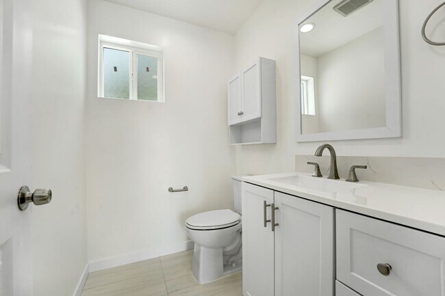 22567 Leadwell St in Los Angeles, CA - Building Photo - Building Photo