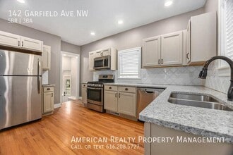 142 Garfield Ave NW in Grand Rapids, MI - Building Photo - Building Photo