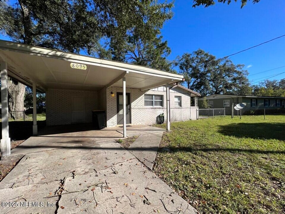 8095 Lourdes Dr W in Jacksonville, FL - Building Photo