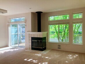 12427 NE 7th Pl in Bellevue, WA - Foto de edificio - Building Photo