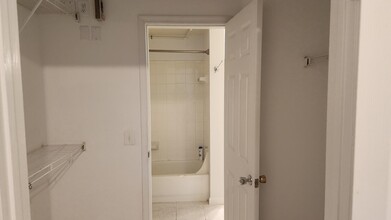 1600 Spring Gate Dr, Unit 2214 in McLean, VA - Building Photo - Building Photo