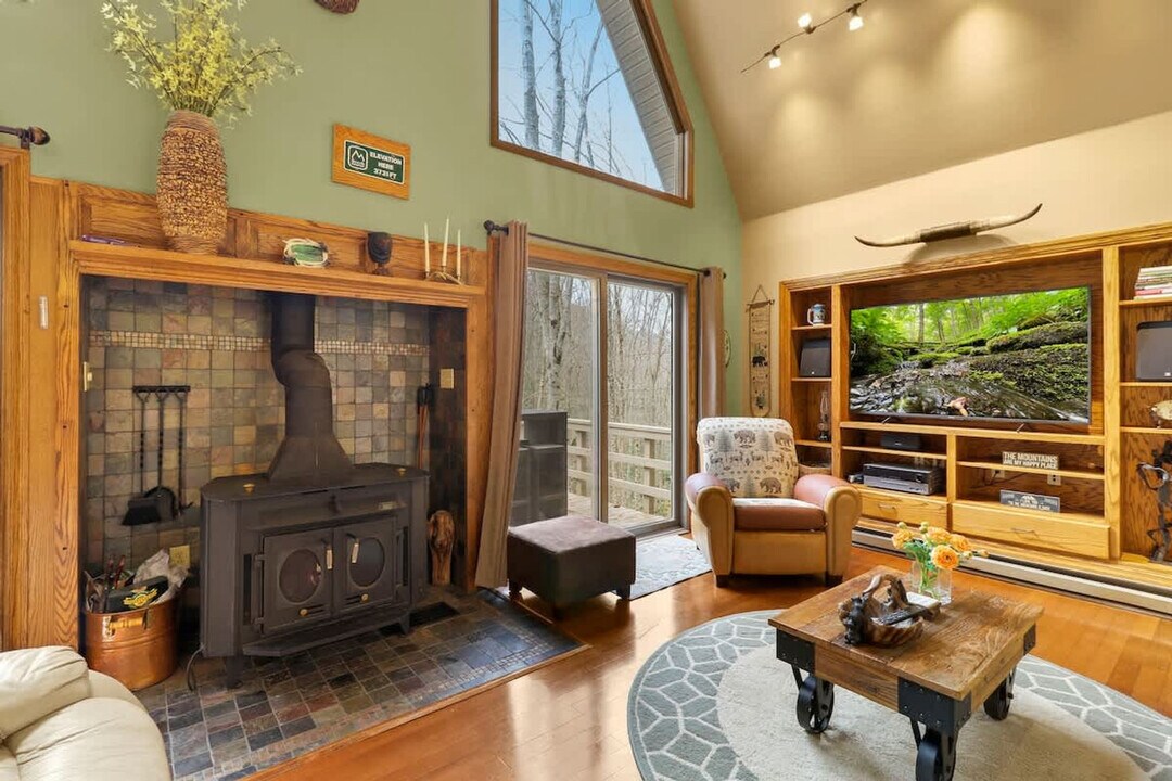 364 Locust Ridge Rd in Beech Mountain, NC - Building Photo