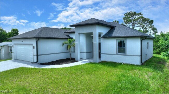706 Coolidge Ave in Lehigh Acres, FL - Foto de edificio - Building Photo