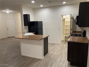 9512 Knopfler Ln in Las Vegas, NV - Foto de edificio - Building Photo