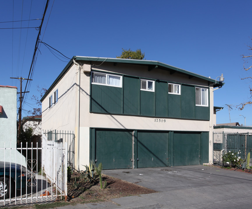 12509 Oak Ave in Lynwood, CA - Foto de edificio