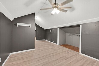 310 N Rock Island St in Angleton, TX - Foto de edificio - Building Photo